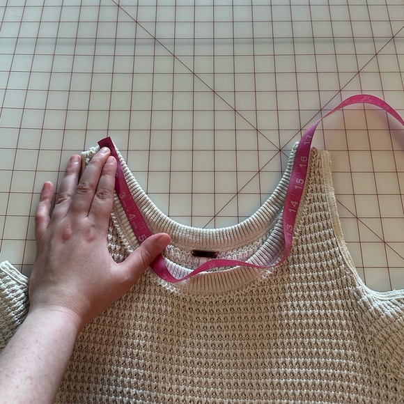 Free People size small cream colored cut out sleeve boho sweater - Picture 7 of 14